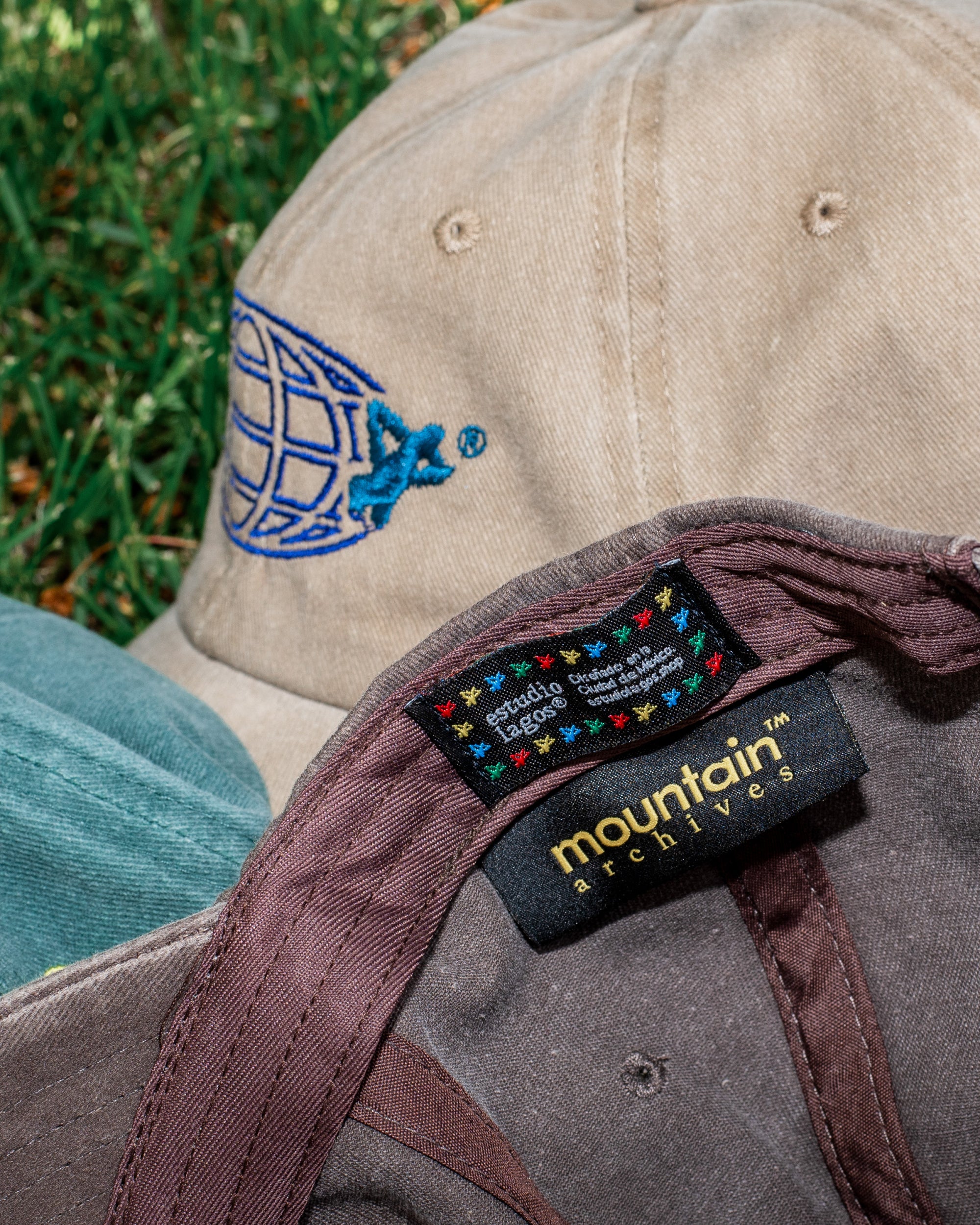 Dad hat ‘Global’ 2025 por Estudio Lagos & Mountain Archives™